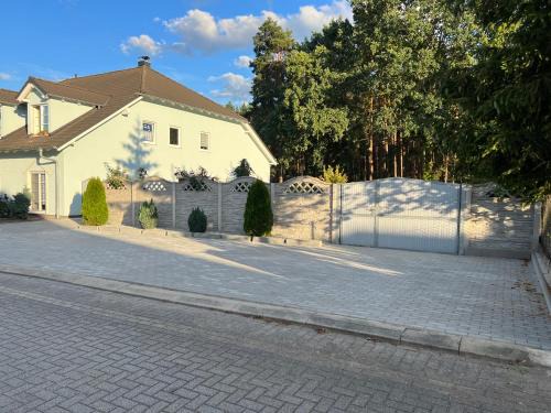 Dobern Apartment | Ferienwohnung im Grünen für bis zu 3 Personen, Aufbettung möglich