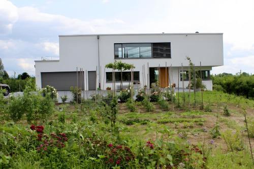 Ihringen Apartment | Family-Friendly Ferienwohnung im Obstgarten - Guest Rated 9.8