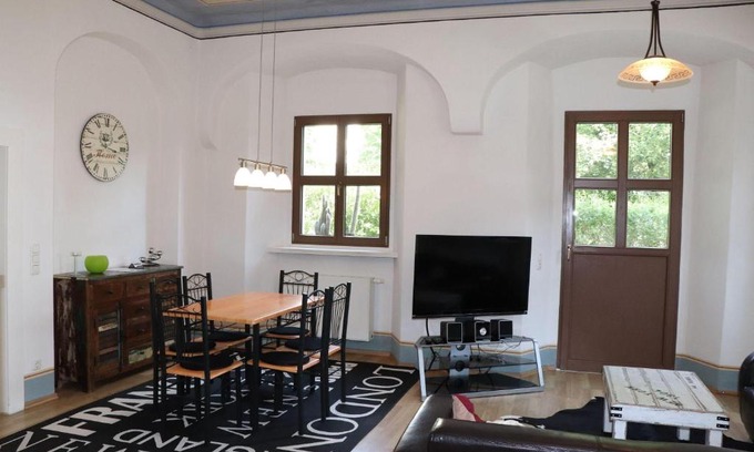 Maxen Apartment | Oceanfront Retreat: Ferienwohnung im Pfarrhaus Awaits You