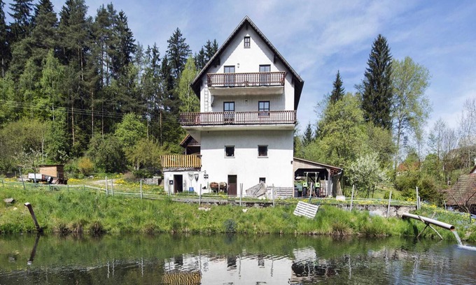 Schoensee Apartment | Pet-Friendly Holiday Home in Palatinate with Balcony