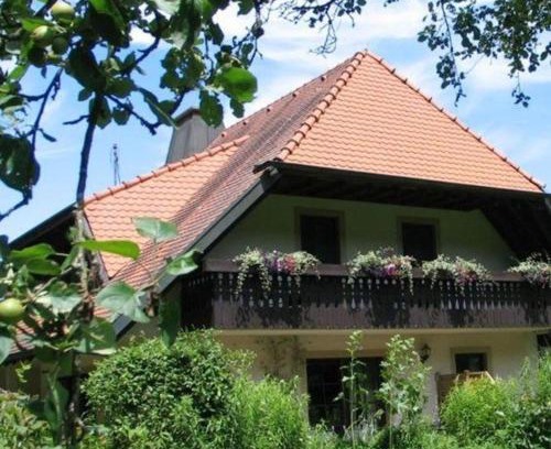 Horben Apartment | Relaxing Ferienwohnung in Horben with Expansive Garden
