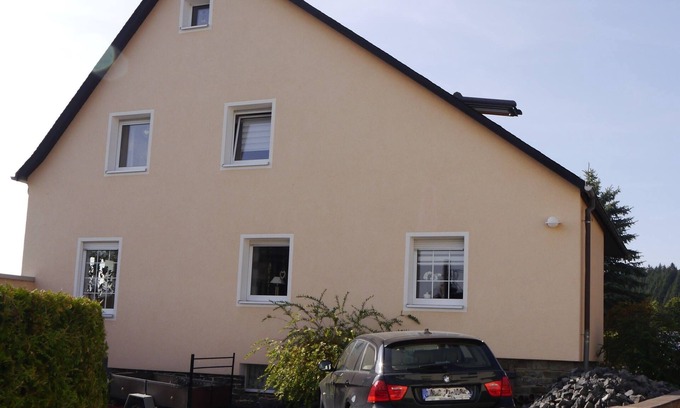 Oelsnitz/Erzgeb. Apartment | Pet-Friendly Ferienwohnung Küchler with Breakfast & Kitchen