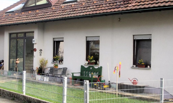 Graefenberg Apartment | Pet-Friendly Ferienwohnung Küpfer: Family Retreat Awaits