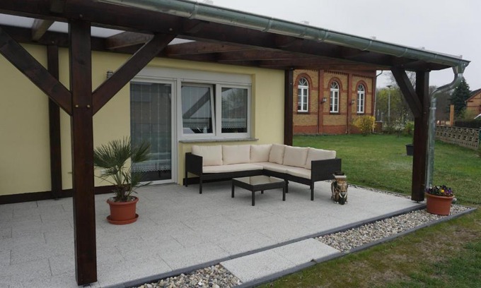 Radensdorf Apartment | Relaxing Ferienwohnung Kaiser Lübben with Hot Tub & Breakfast