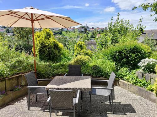 Bad Wuennenberg Apartment | Family-Friendly Ferienhaus Blumenhain - Wohnung "Kirchblick"
