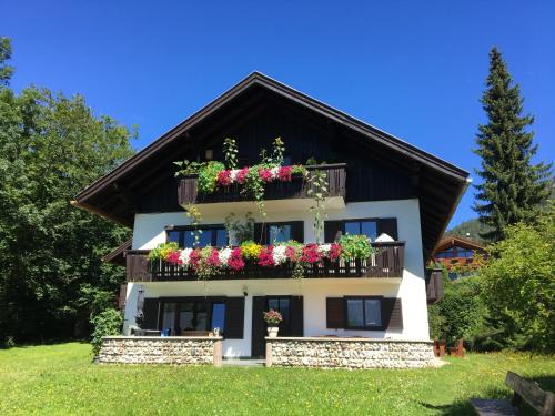 Bischofswiesen Apartment | Top-Rated Ferienwohnung Klausgraben: Family-Friendly Retreat