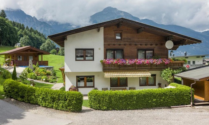 Schlitters House | Family-Friendly Ferienwohnung Knabl with Top Guest Ratings