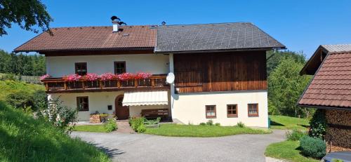 Bad Durrnberg Apartment | Family-Friendly Ferienwohnung Löffelberger with High Ratings