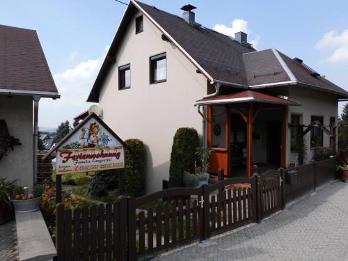 Oberweibach/Thur. Wald Apartment | Cozy Ferienwohnung Langzettel: Pet-Friendly & Accessible Stay