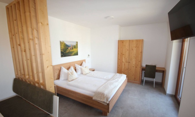 Laces Apartment | Inviting Ferienwohnung Latsch/Tarsch: Pet-Friendly Retreat