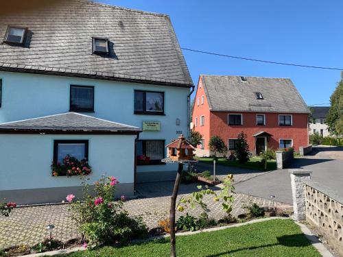 Großhartmannsdorf Apartment | Pet-Friendly Ferienwohnung Lippmann with Hot Tub & Breakfast