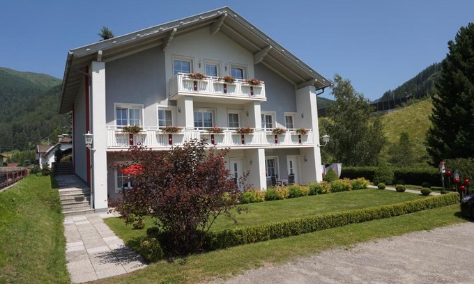 Rennweg am Katschberg Apartment | Pet-Friendly Escape at Ferienwohnung Lieserhaus - 10/10 Rating