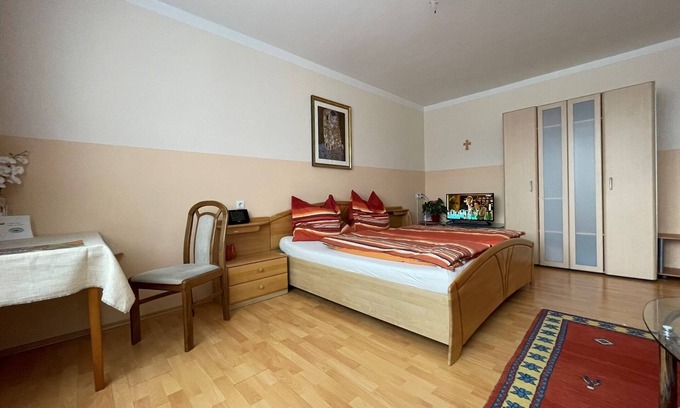 Großdietmanns Apartment | Inviting Ferienwohnung with Spacious Kitchen and Breakfast