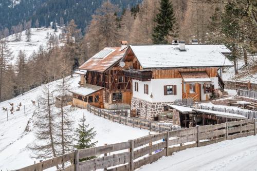 Renon Apartment | Family-Friendly Retreat at Ferienwohnung Manuelas Hofschank