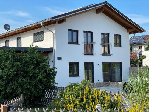 Traunreut Apartment | Oceanfront Ferienwohnung Matzing - Guest Rated 9.5/10