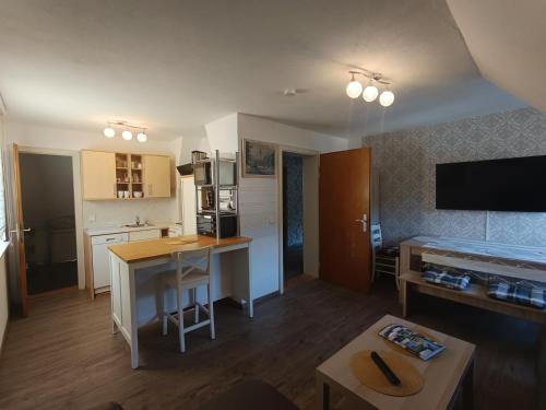 Warmensteinach Apartment | Ferienwohnung Michelle mit Balkon für 1 - 6 Personen