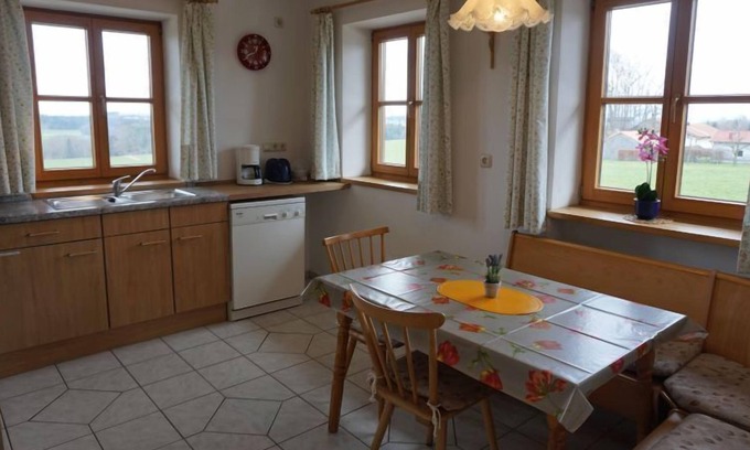Teisendorf Apartment | Ferienwohnung mit Balkon, 2-5 Pers. (96m²) 3 Schlafzimmer, Küche mit Eßecke, Wohnzimmer, Sat-TV, 2 Balkone Ost u. Süd
