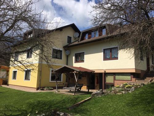 Muehlen Apartment | Discover Ferienwohnung Morgensonne: 9.1 Rated Family Retreat