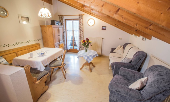 Aufham Apartment | Top-Rated Ferienwohnung Nr. 6 with Balcony & Kitchenette