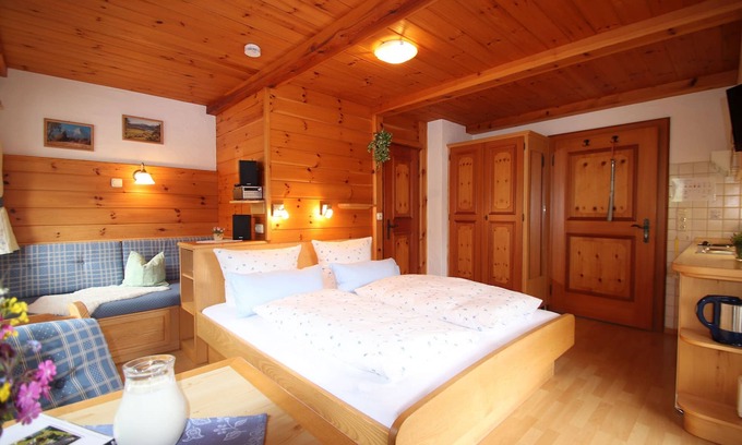 Winkl Apartment | Cozy Ferienwohnung Nr. 6: Perfect for Couples with Balcony