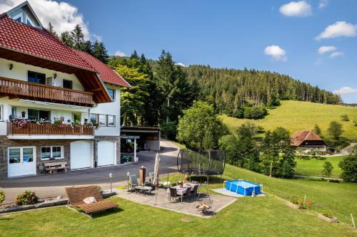 Hofstetten Apartment | Family-Friendly Ferienwohnung Oberhubhof with Great Reviews