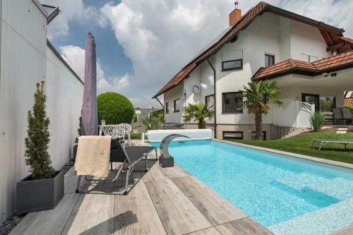 Ottersweier Apartment | Oceanfront Oasis: Ferienwohnung Paradies with Pool & Views