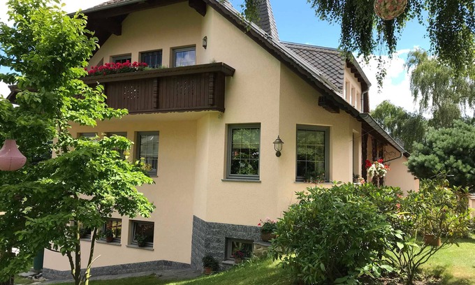 Greiz Apartment | Ocean View Retreat: Ferienwohnung Prüfer - 9/10 Guest Rated
