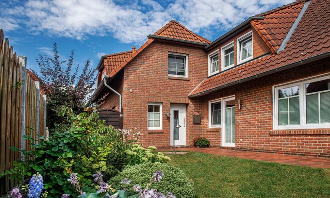 Westerstede Apartment | Oceanfront Retreat: Ferienwohnung Reddemann, Rated 9.6/10
