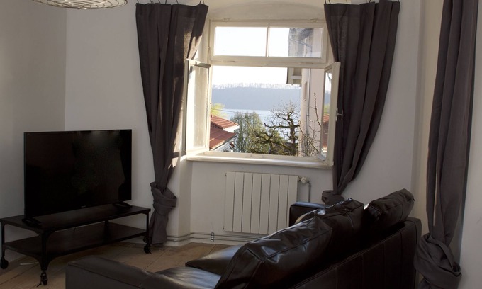 Sipplingen Apartment | Retro Retreat: Family-Friendly Apartment with Breakfast Included