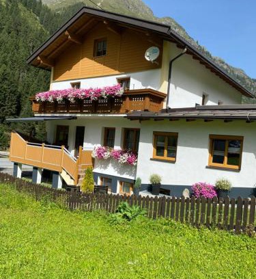 Sankt Leonhard im Pitztal Apartment | Family-Friendly Ferienwohnung Rimml with Great Ratings