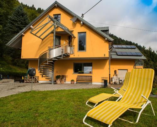 Kluesserath Apartment | Discover Ferienwohnung Roos: Family-Friendly Retreat