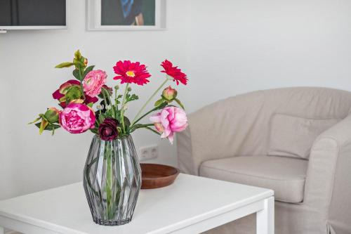 Petershausen-West Apartment | Lakefront Retreat: Ferienwohnung Rosenrot for Family Fun
