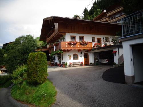 Gerlosberg Apartment | Cozy Ferienwohnung Roswitha: Pet & Child Friendly Retreat