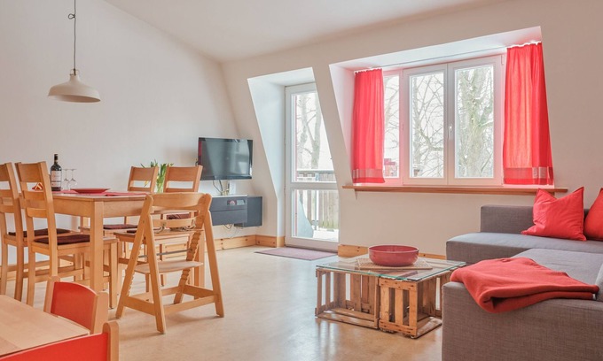 Schwerin Apartment | Oceanfront Retreat - Ferienwohnung rot on a Biofarm