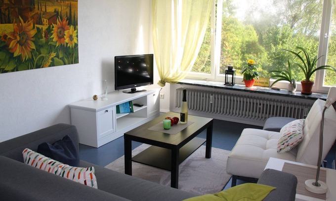 Ailingen Apartment | Inviting Ferienwohnung "Sonnenblume" with Kitchen & Breakfast