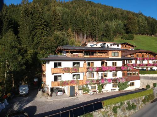 Gerlosbergeben Apartment | Comfortable Ferienwohnung Schiestl with Hot Tub & Breakfast