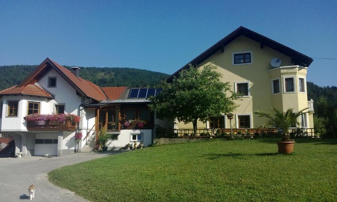Lunz am See Apartment | Cozy Ferienwohnung Schlögelhofer with Ocean View & Family Fun
