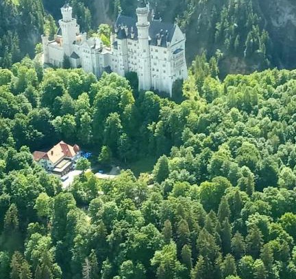 Hopfen am See Apartment | Pet-Friendly Ferienwohnung Schloßblick with 9.2/10 Rating