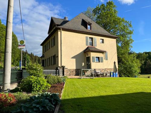 Joehstadt Apartment | Family-Friendly Ferienwohnung Schmalzgrube with 9.5/10 Rating