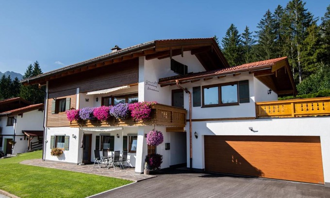 Bischofswiesen Apartment | Oceanfront Retreat: Ferienwohnung Schnitzlbaumer Awaits