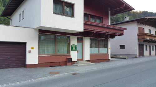 Lanersbach Apartment | Welcoming Ferienwohnung Schweng: Pet-Friendly Retreat