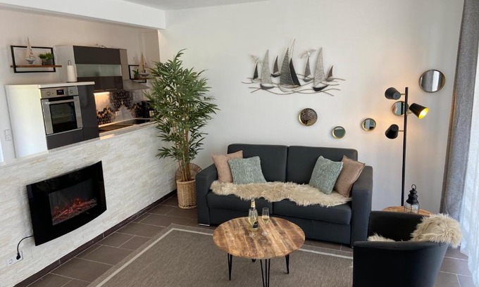 Mucheln Apartment | Inviting Ferienwohnung "Seeperle" with Oceanfront Views