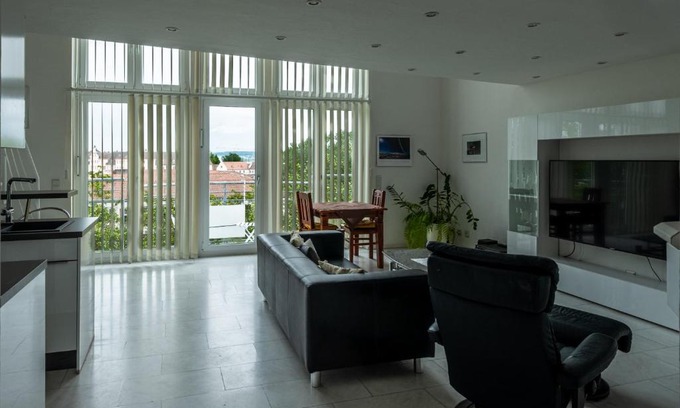 Petershausen-West Apartment | Cozy Ferienwohnung Seerhein with Oceanfront Views