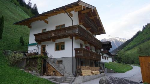 Mayrhofen Apartment | Pet-Friendly Retreat at Ferienwohnung SEPP - Rated 9.3/10