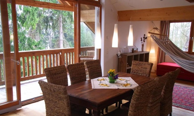 Leutzmannsdorf Apartment | Guest Rated 9.7: Family-Friendly Ferienwohnung Siloblick