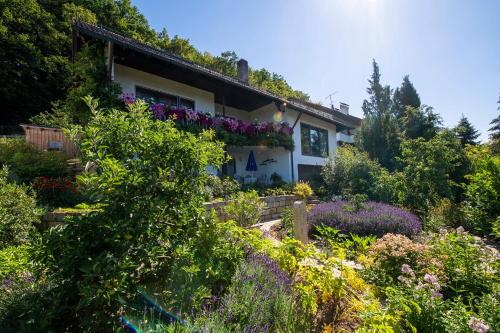 Edeldorf Apartment | Family-Friendly Ferienwohnung Sonja with Pet Amenities