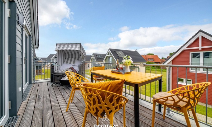 Busum Apartment | Top-Rated Ferienwohnung Sonnendeck with Oceanfront Pool