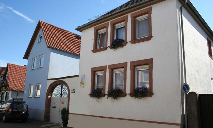 Edesheim Apartment | Pet-Friendly Spatzennest: Family Retreat in Edesheim