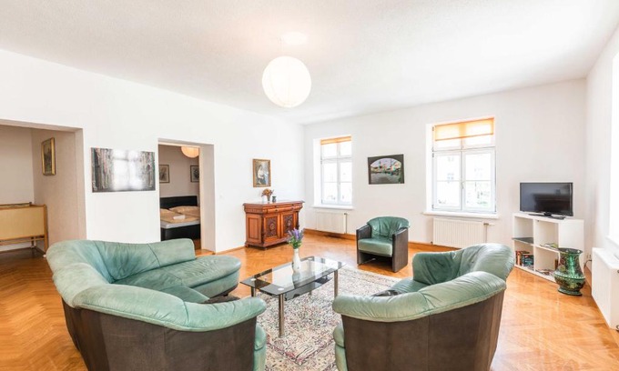 Sankt Polten Apartment | Family-Friendly Ferienwohnung St. Pölten at Rathausplatz
