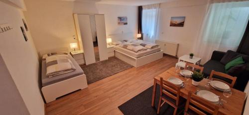 Prichsenstadt Apartment | Comfortable Ferienwohnung Steigerwald for Families & Pets